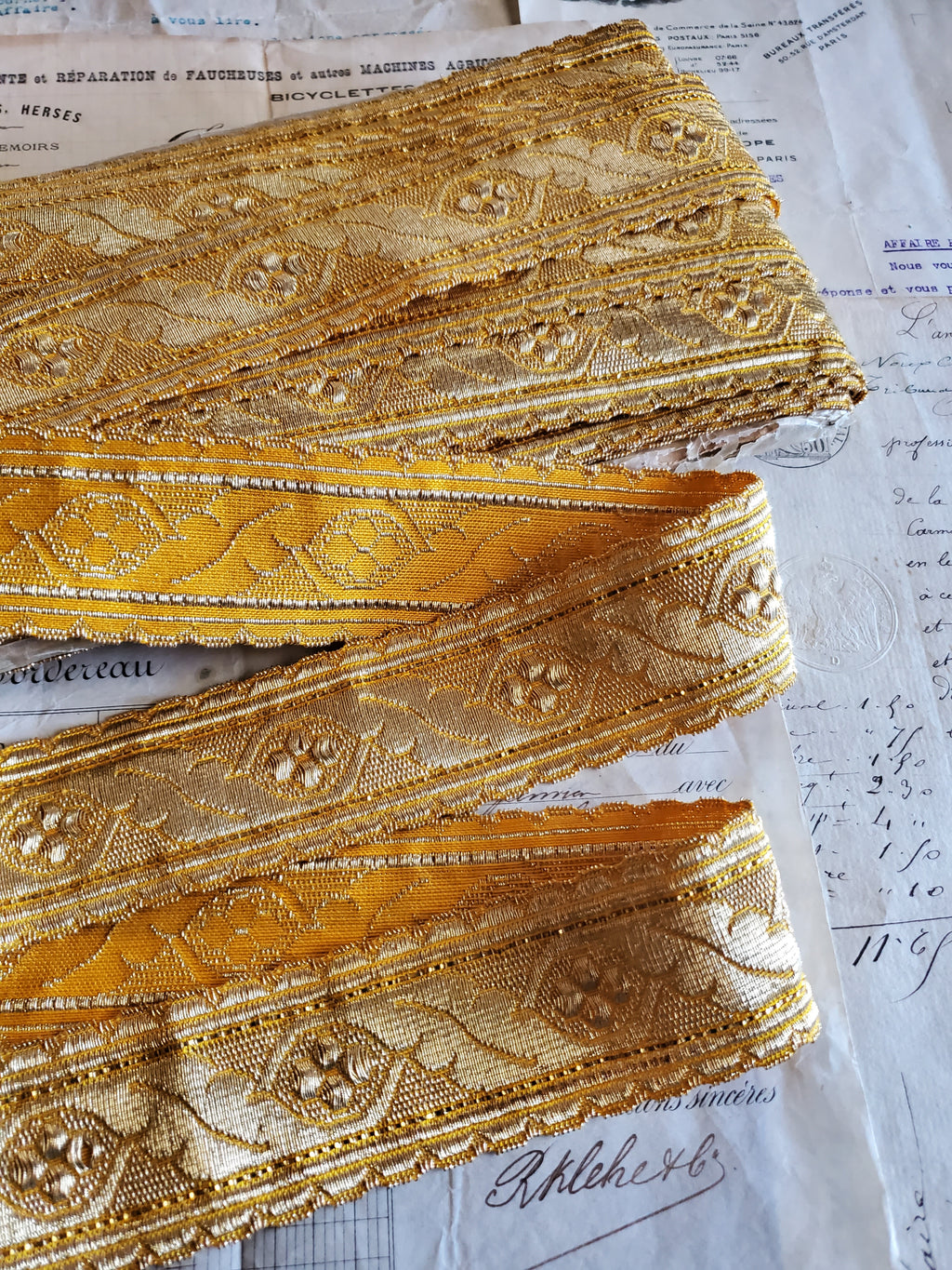 Antique Acanthus Leaf Ecclesiastic Scalloped Trim