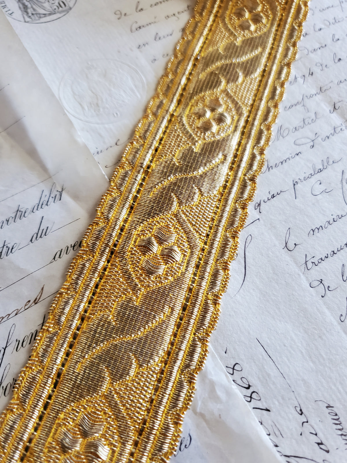 Antique Acanthus Leaf Ecclesiastic Scalloped Trim