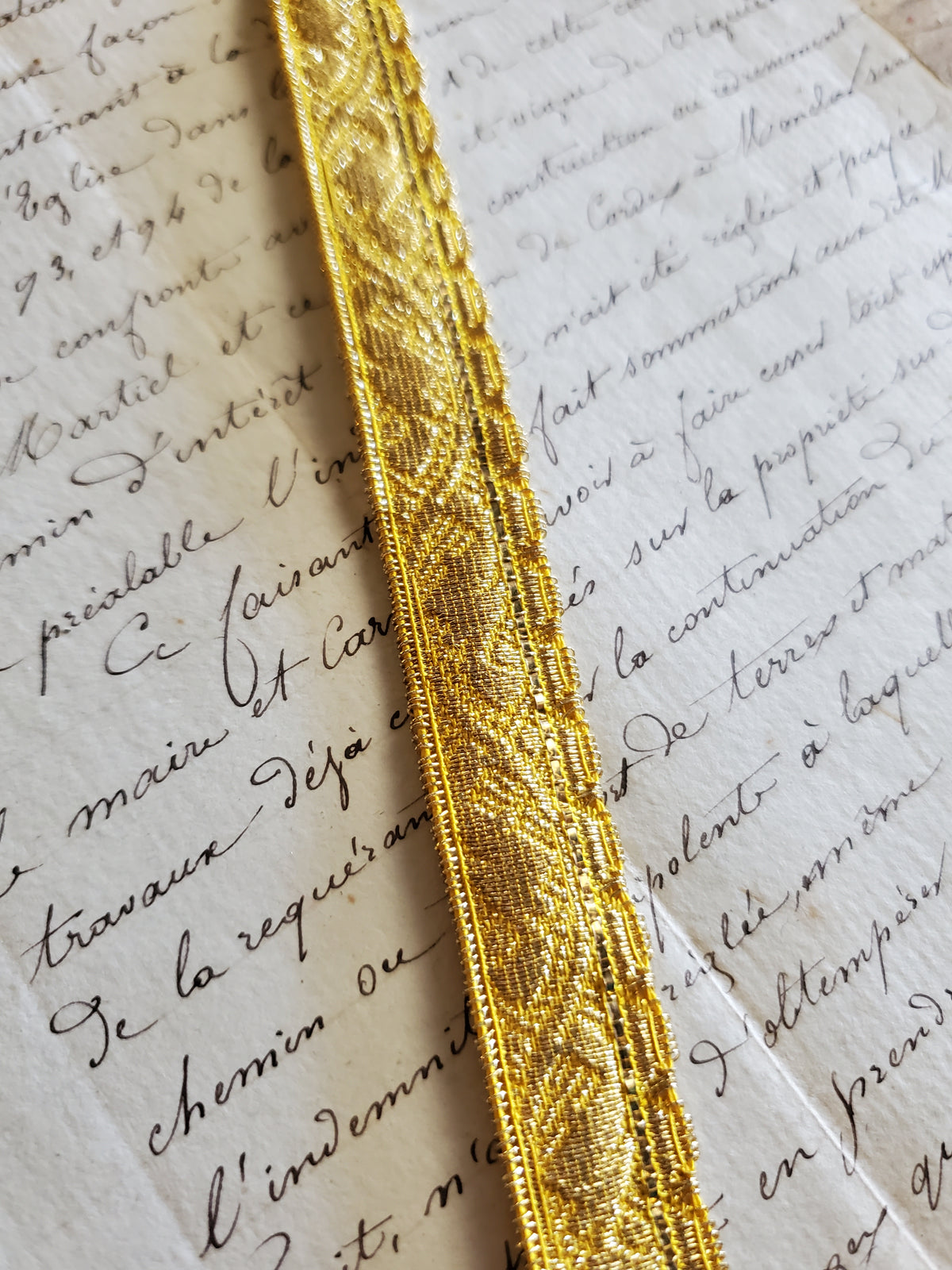 Antique Ecclesiastic Gold Single Sided Scallop trim