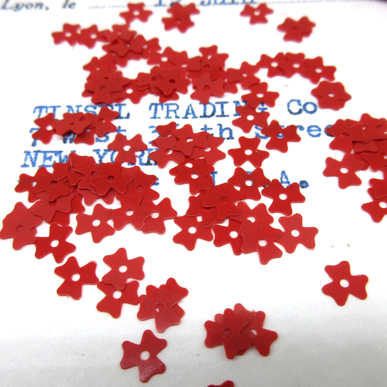 Red and Blue Clover Shaped Sequins 1 Strand 1000 Pieces