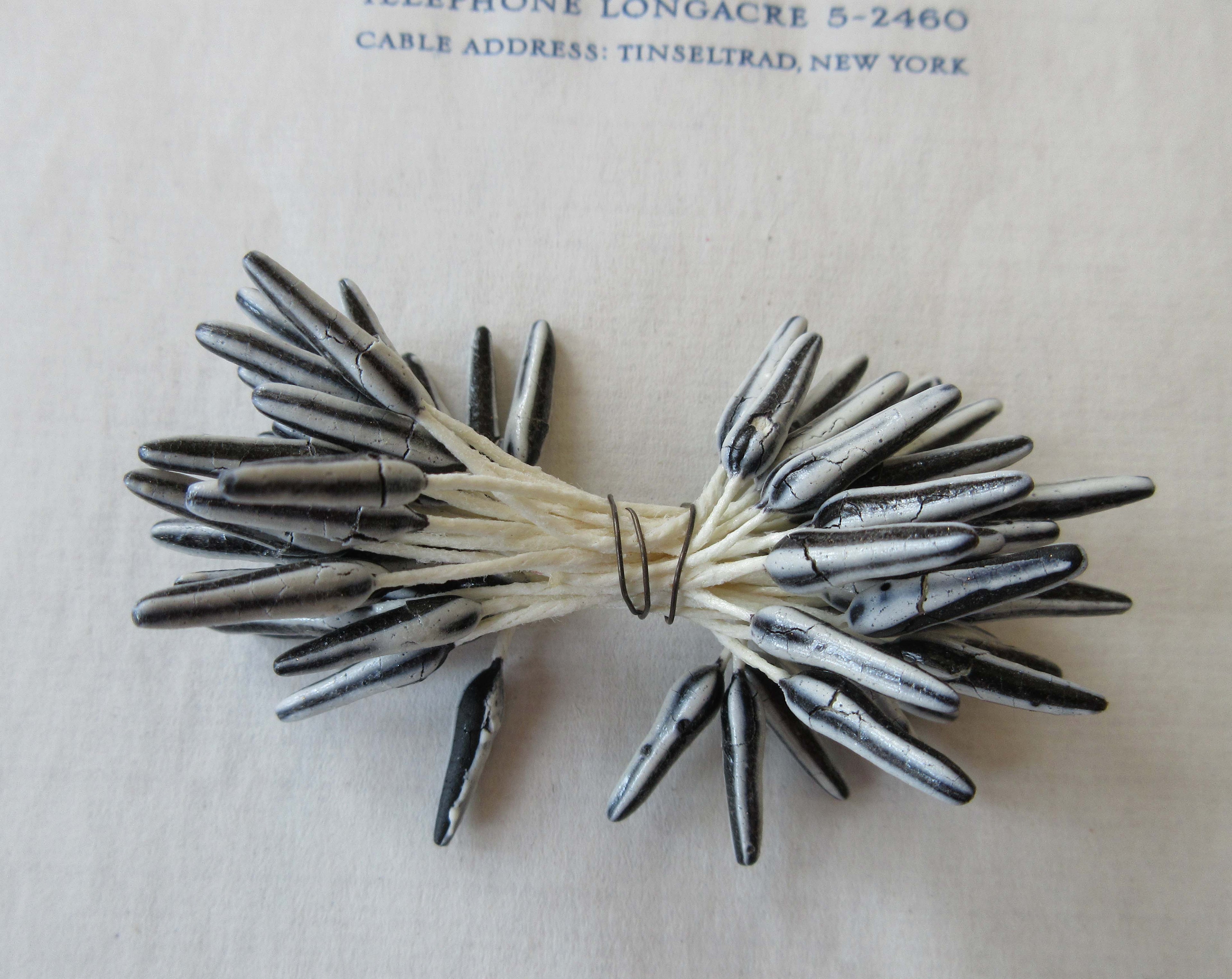 Gray/Cream Lacquered Stamens