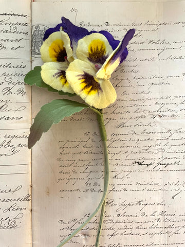 Velveteen Pansy Bunch W/Leaves