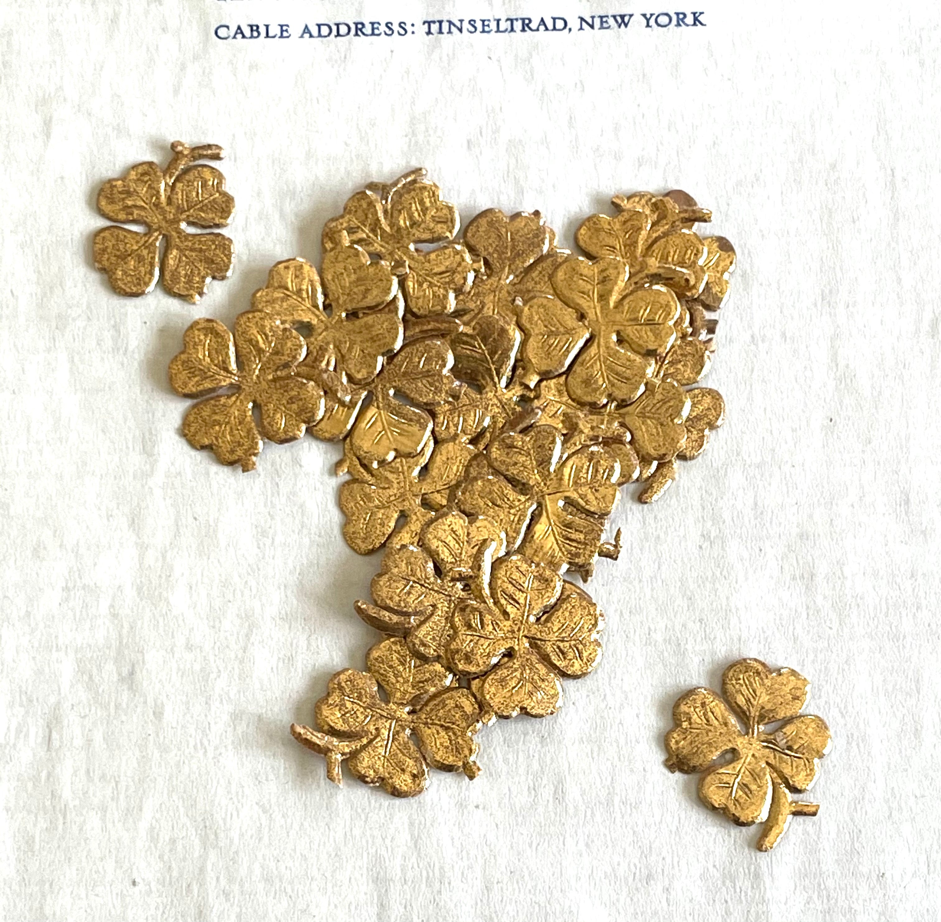 Gold Dresden Clover 16 Pcs