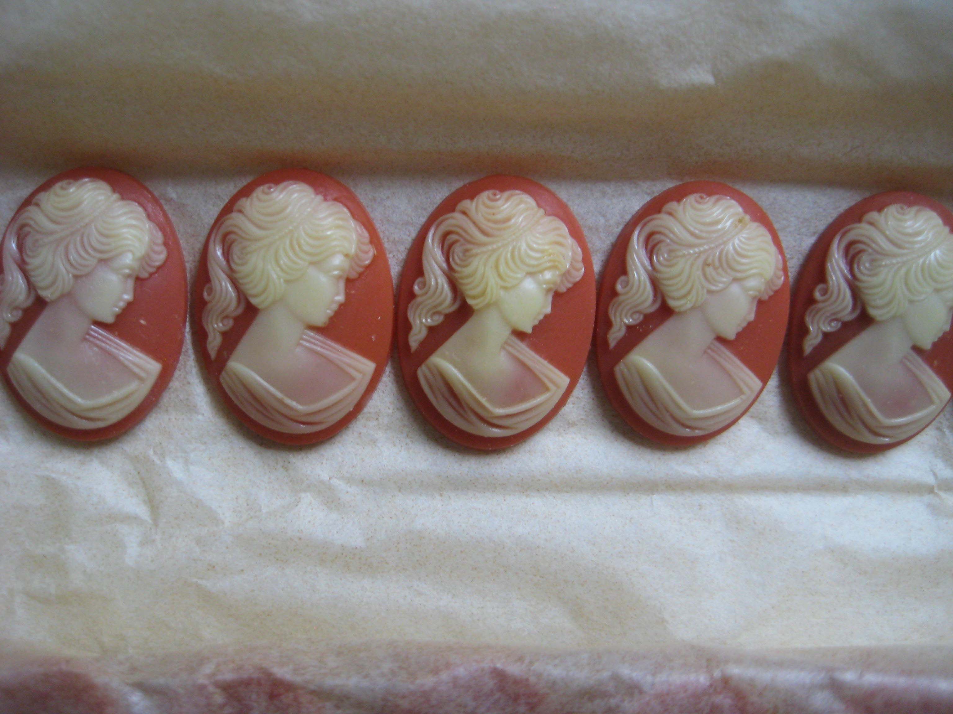 Coral/Cream Cameo 25mm x 18mm 6 pcs